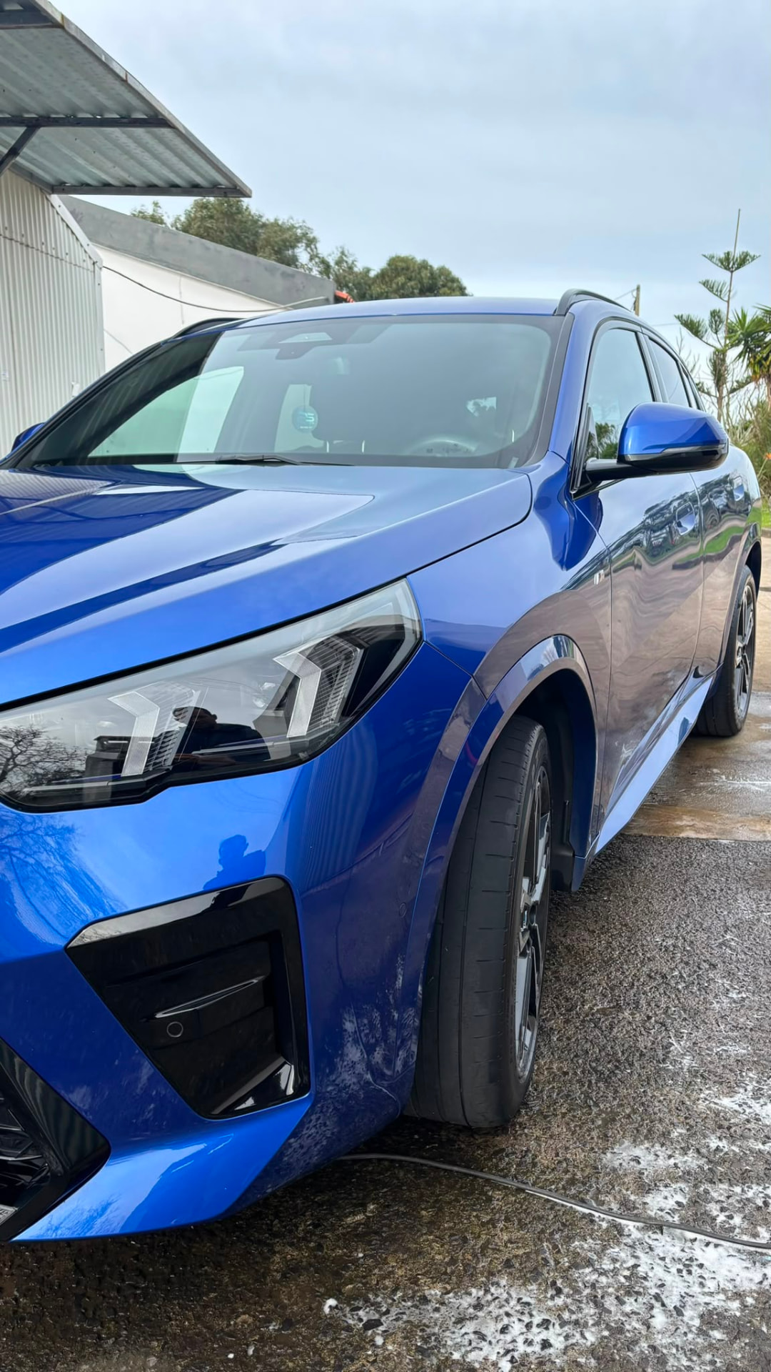 Pré-lavagem com espuma ativa de BMW azul — lavagem de carros em Santa Maria, Açores