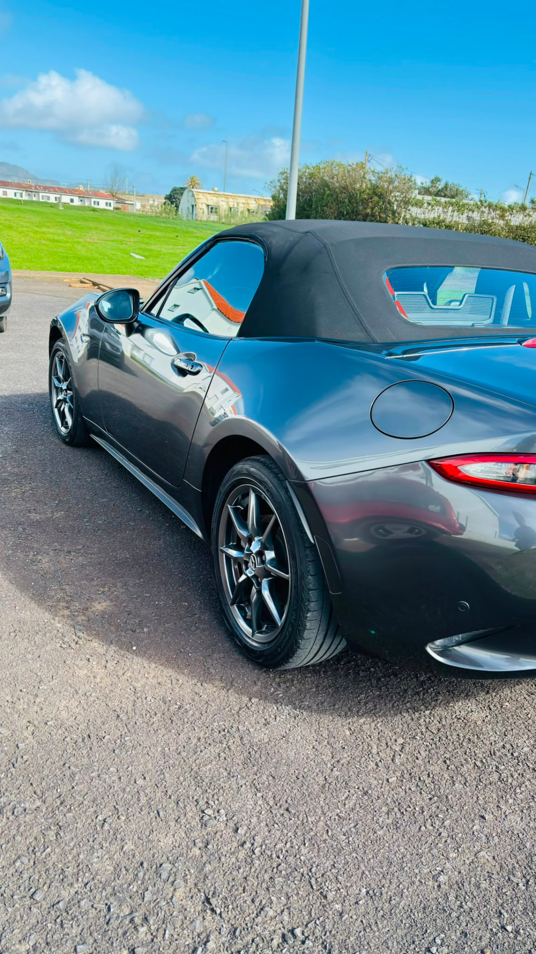 Mazda MX-5 com acabamento brilhante após lavagem exterior nos Açores