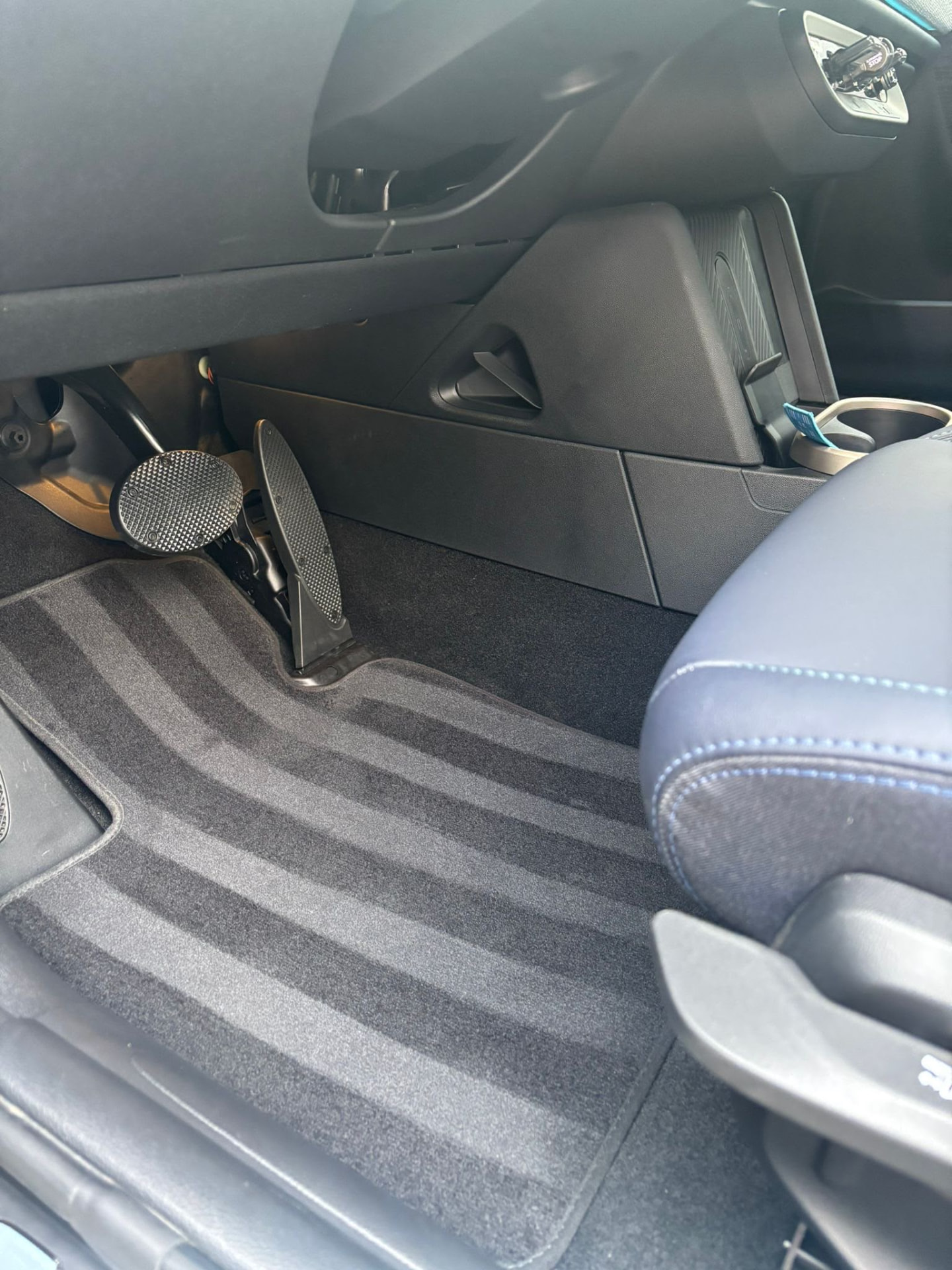 Higienização de tapetes e zona dos pedais — limpeza interior de carros em Vila do Porto